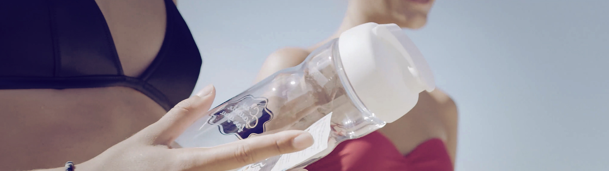 Distribution de gourdes en verre sur la plage pour sensibiliser aux problèmes des déchets plastiques.